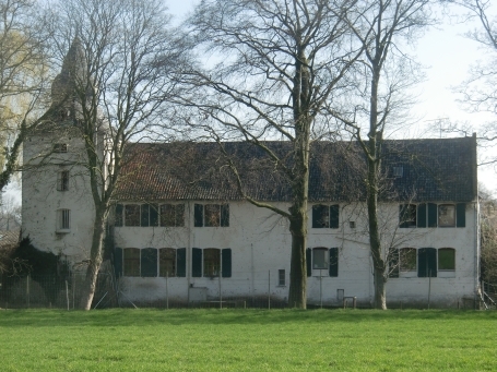 Geilenkirchen-Nirm : Martin-Heyden-Straße, Gut Zumdahl, das ehem. Rittergut ist von einem Wassergraben umgeben.